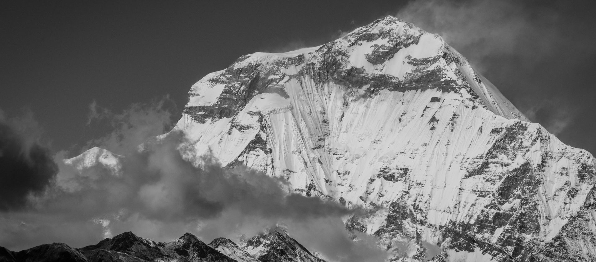 Dhaulagiri - Gravir l'une des montagnes Népal